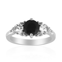 Zilveren ring met een zwarte saffier