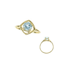 Gouden ring met een hemel-blauwe topaas