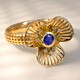 Gouden ring met een blauwe saffier (Ornaments by de Melo)